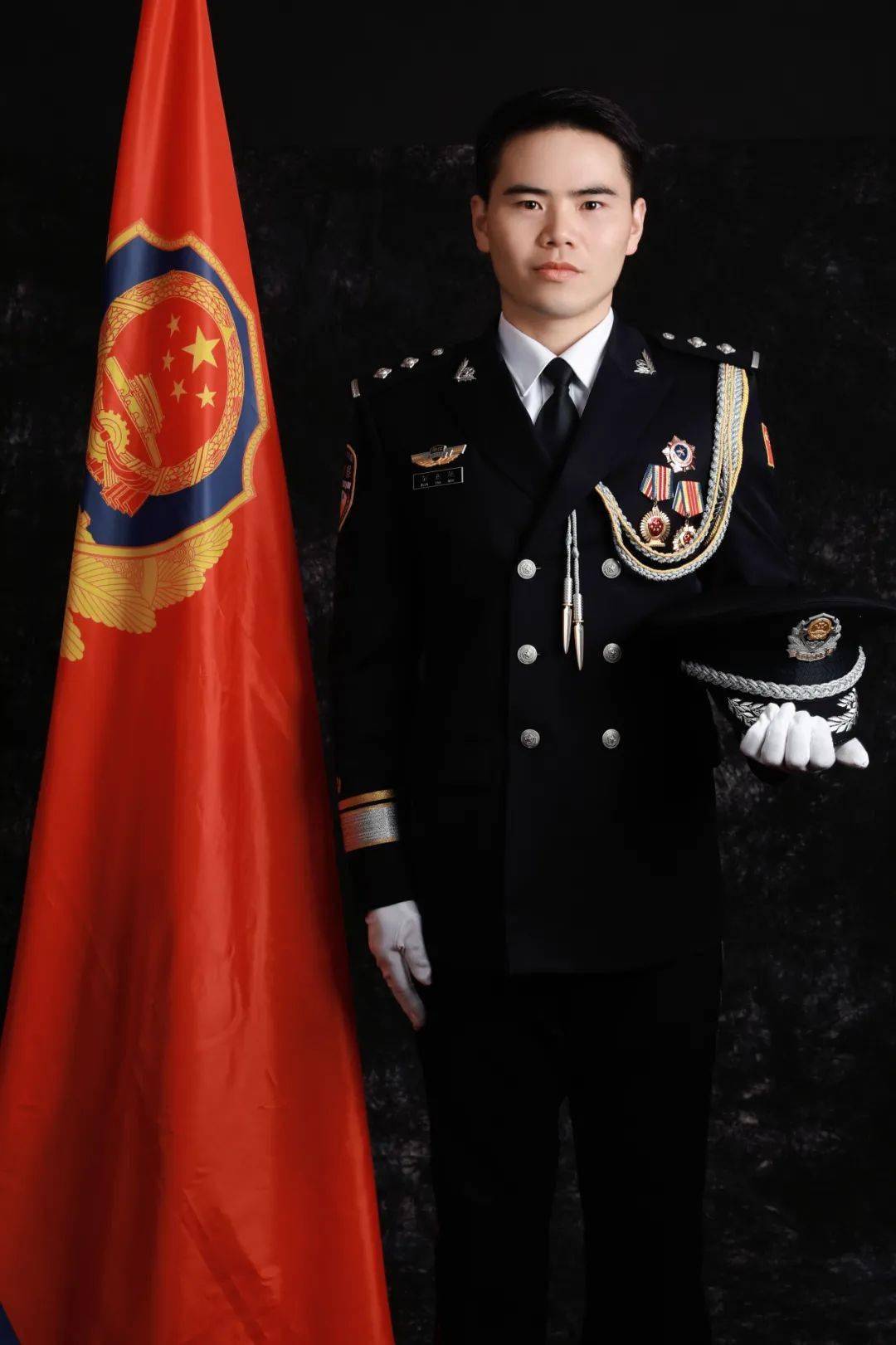 致敬警察节警旗引领方向警歌凝聚力量黄岩公安举行升警旗宣誓仪式