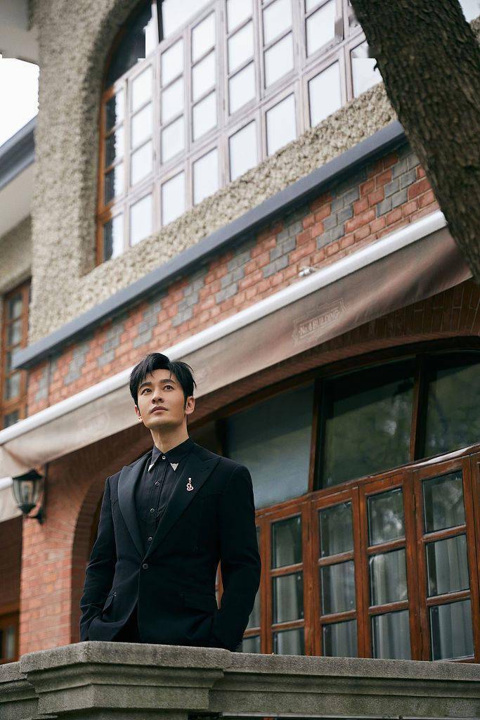 黄晓明出席华语青年电影周颁奖礼 帅气黑西装儒雅绅士_写真_气质_黑色