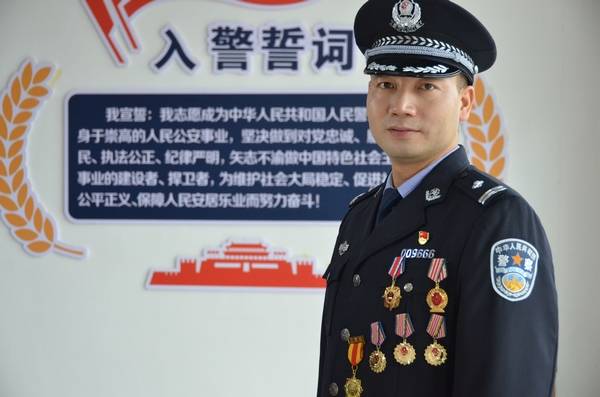 刘天周身着警服就是人民的警察