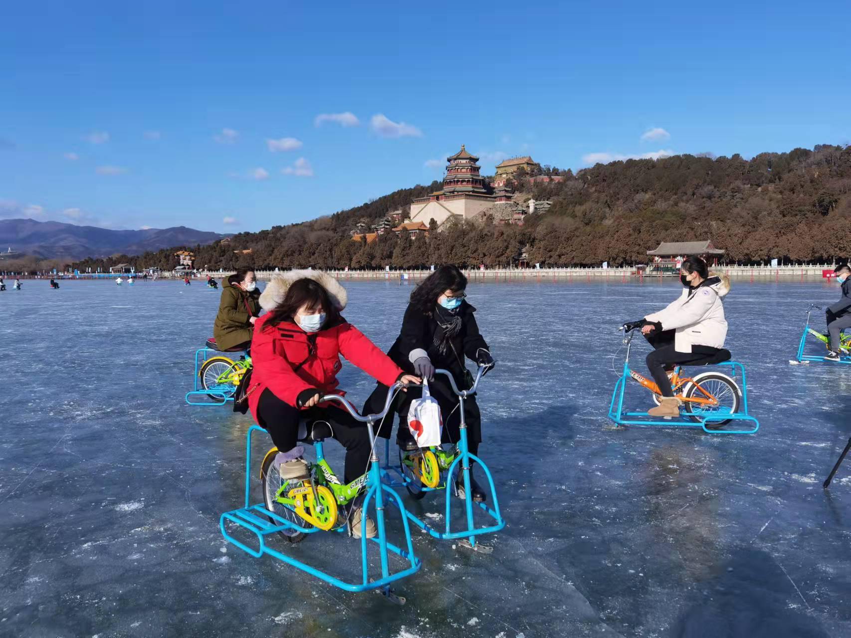 北京最大冰场今起迎客!亲子冰车延续儿时记忆