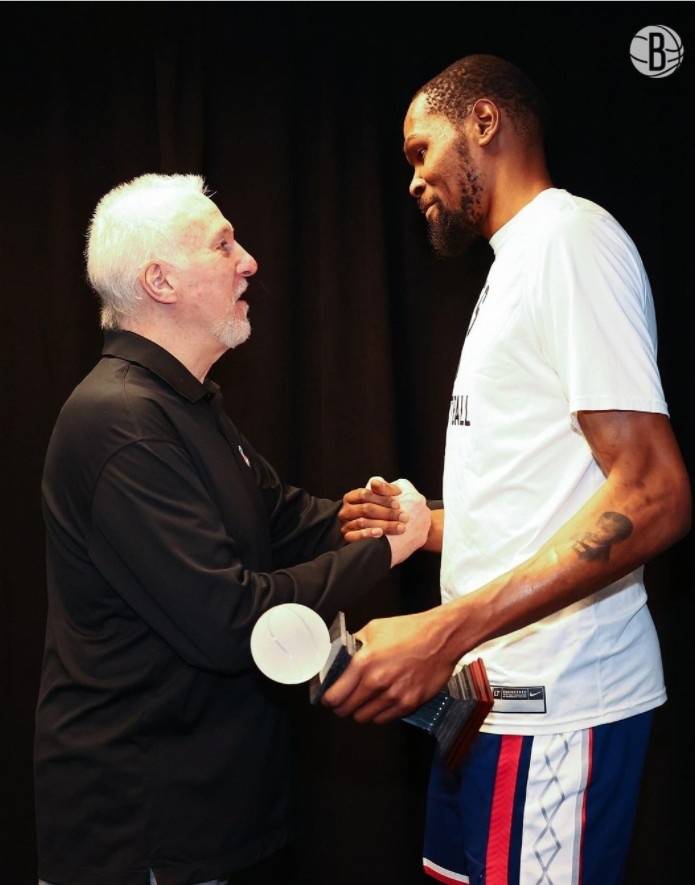 CBA|榮耀！波波將“2021年美國籃球年度最佳男運動員”的獎杯授予KD