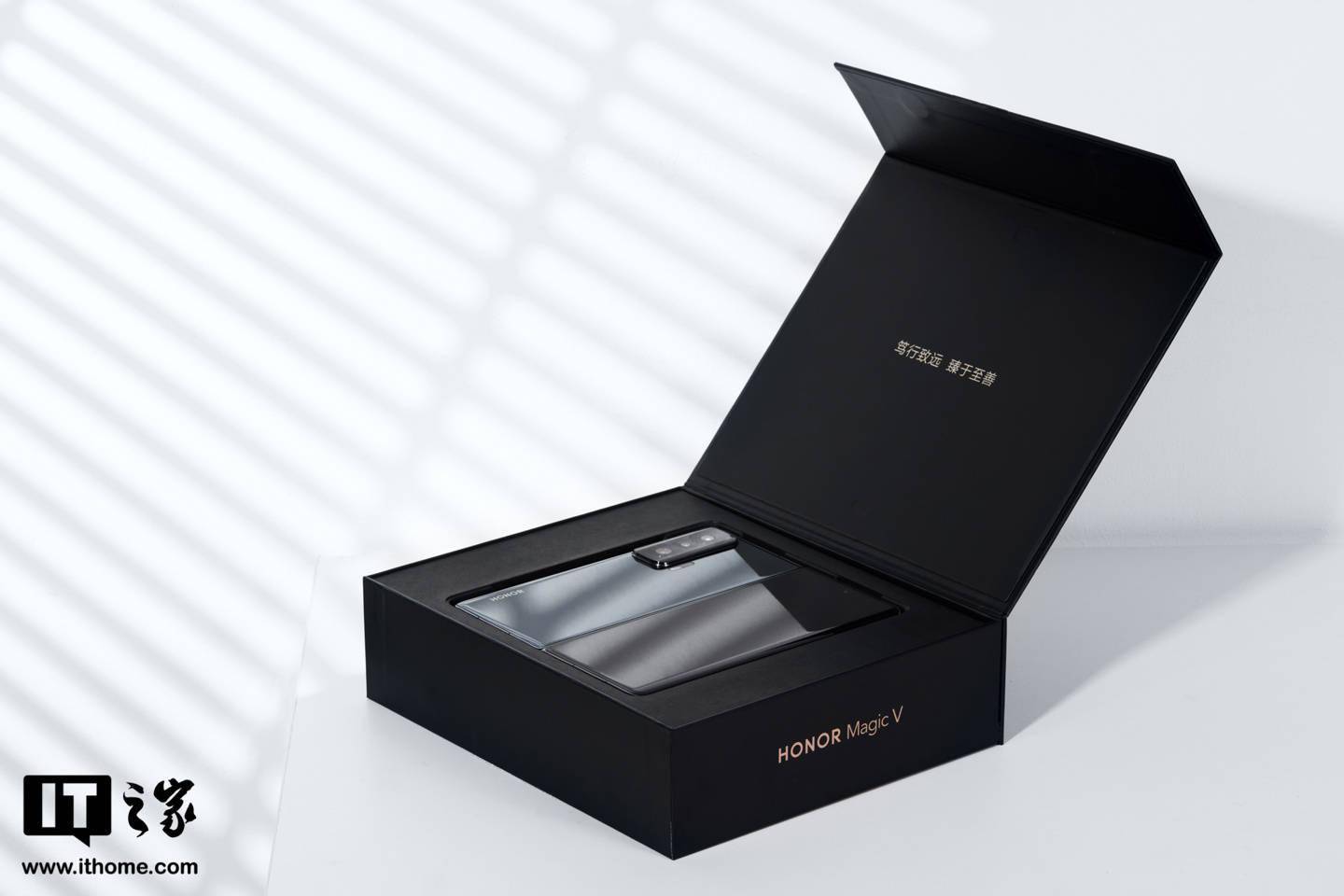 【IT之家开箱】荣耀首款折叠屏手机 Magic V 图赏：对称美学