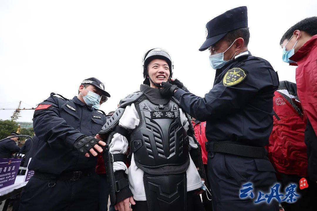 真正的人民警察为人民服务 54f22f3f47314feb8fc62c13b44cbffb.jpeg