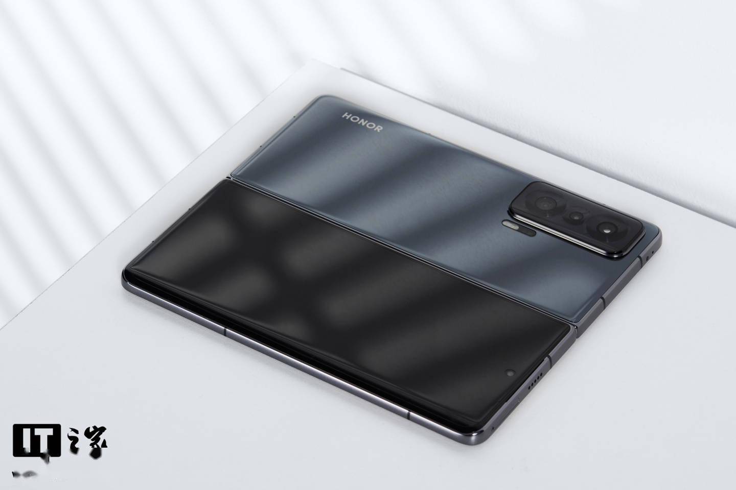 【IT之家开箱】荣耀首款折叠屏手机 Magic V 图赏：对称美学