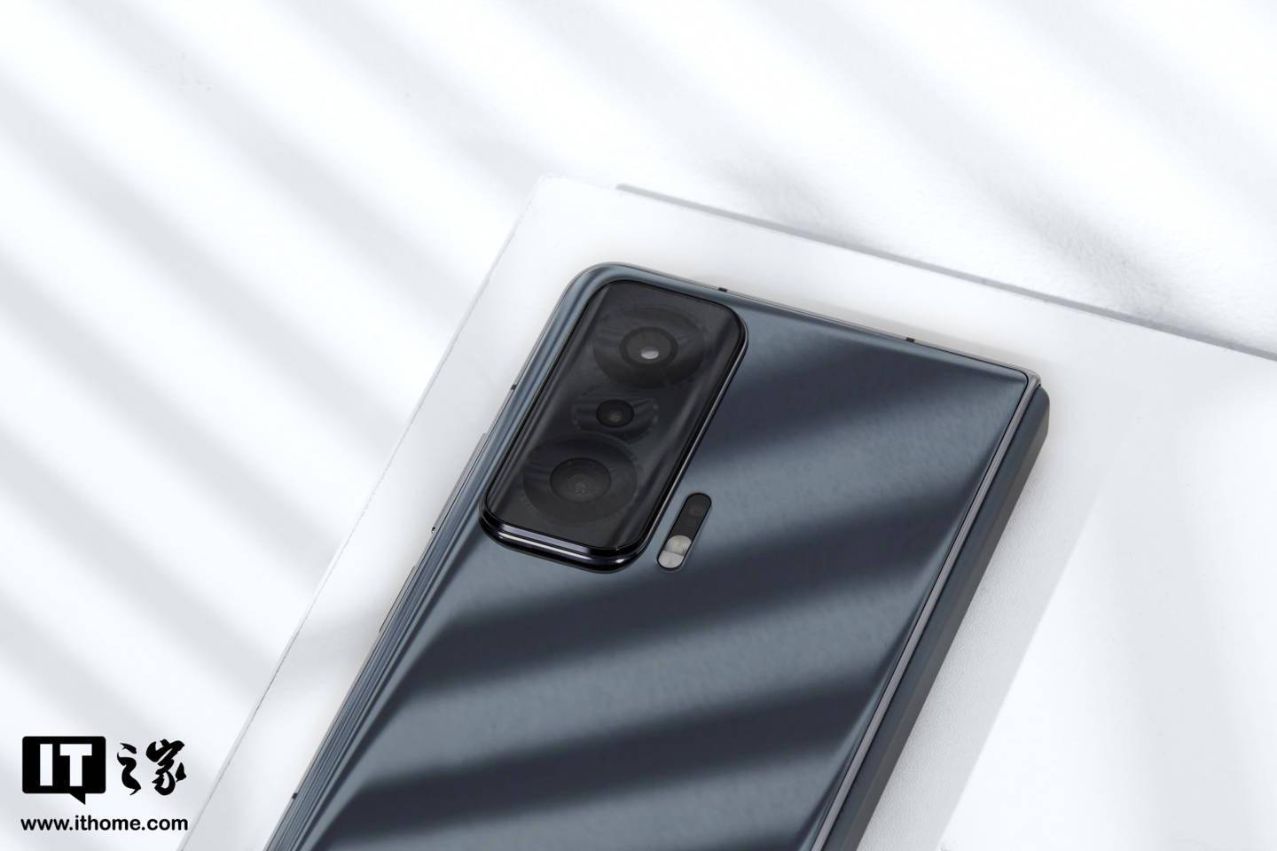 【IT之家开箱】荣耀首款折叠屏手机 Magic V 图赏：对称美学