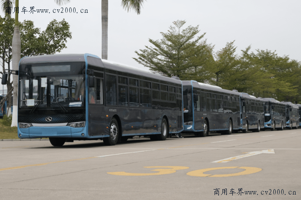 5米客车采用金龙五代中巴公交造型,结合全新设计元素,打造城市街景