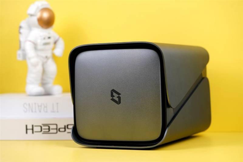 真正能和群晖抗衡的NAS！极空间新Z4评测：很多重要功能远强于同类产品