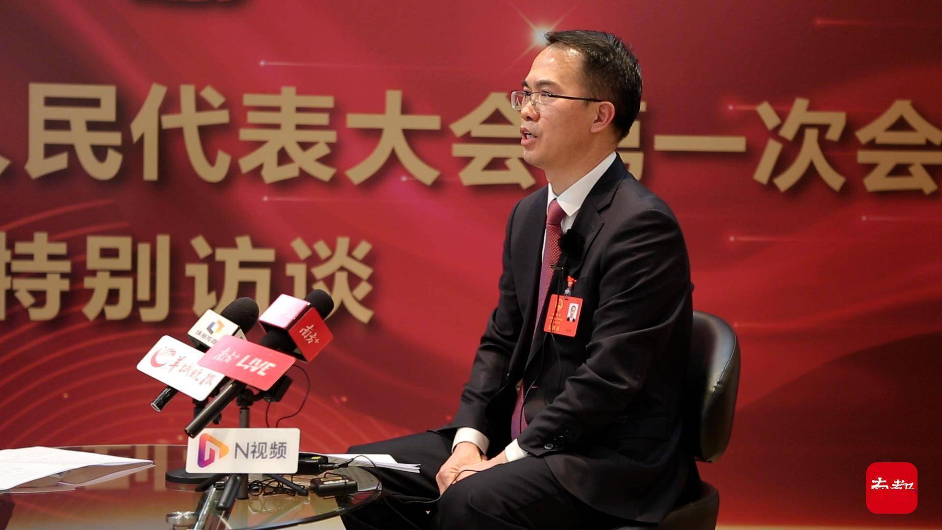 香洲区委副书记,区长刘齐英接受媒体采访经济实现稳中有进社会消费品