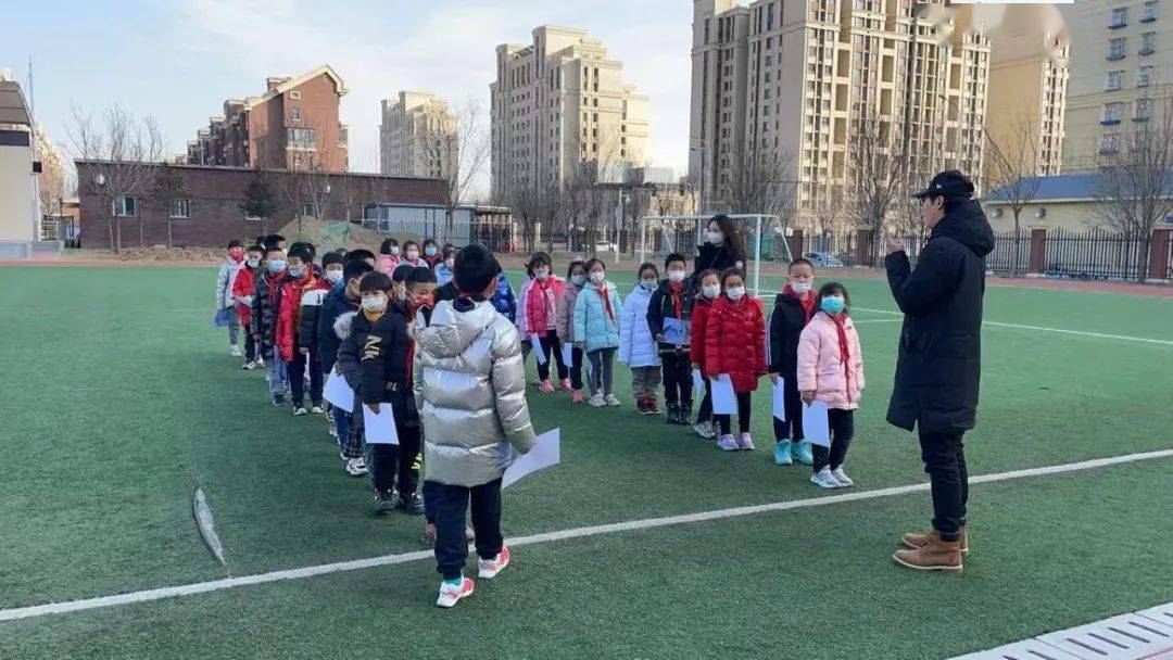 冰墩墩带着铭铭品品游冬奥良乡小学铭品校区举行知识游戏大冲关活动