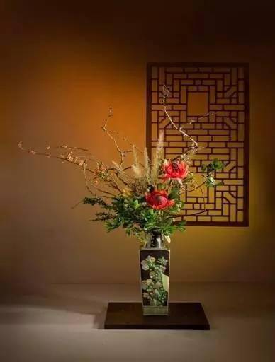 要点中式传统插花瓶花