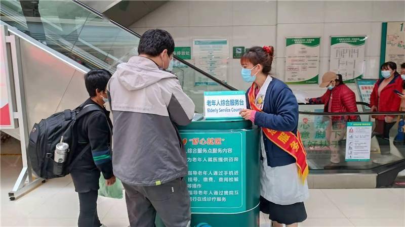 【智能时代“慢行者”】 不会扫码、只知现场挂号 渐行渐远的蹉跎背影