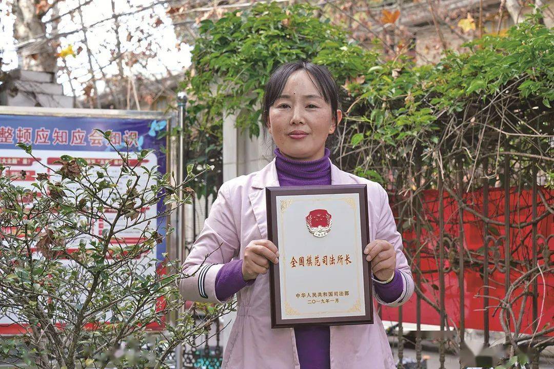 身边的榜样杨艳梅法律服务的贴心人