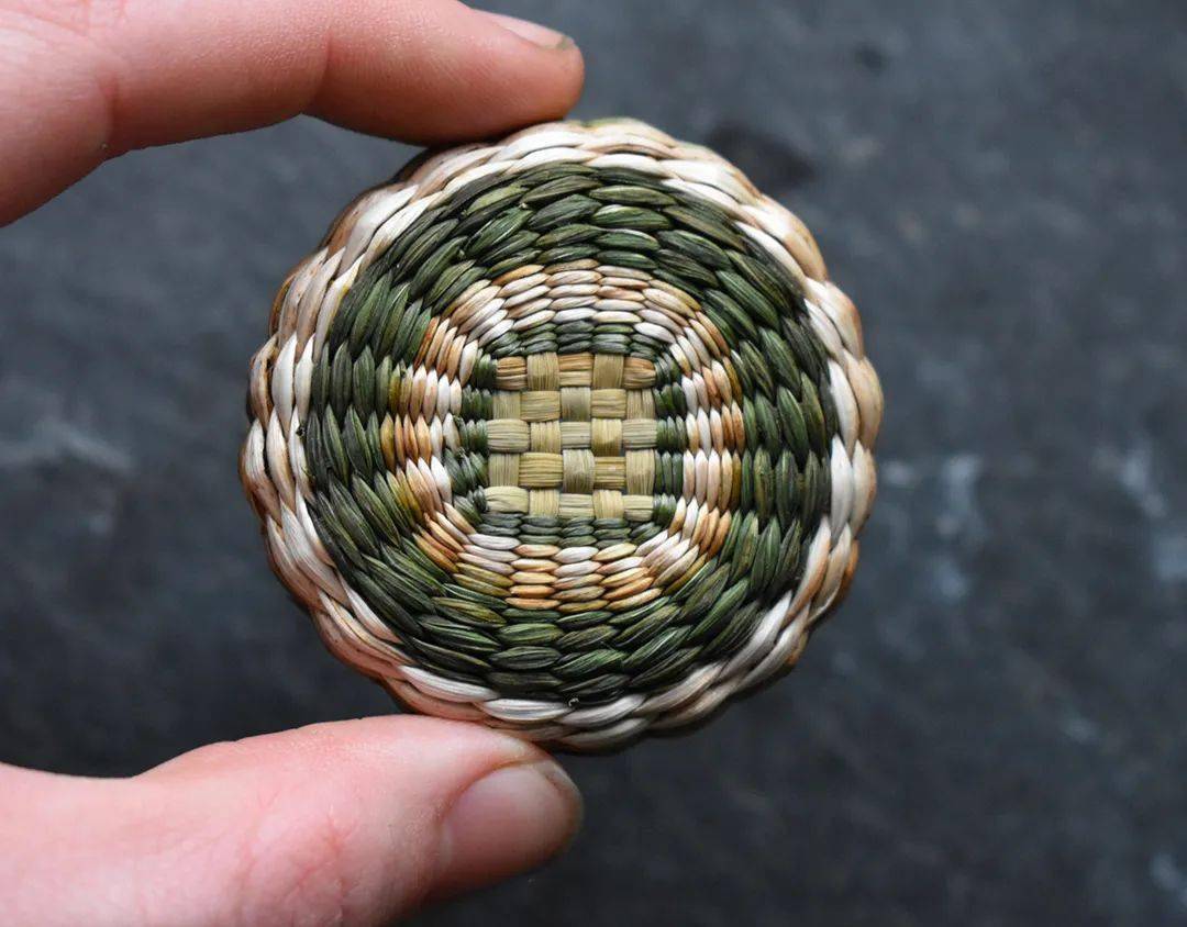 棕叶子手工编织篮子图片