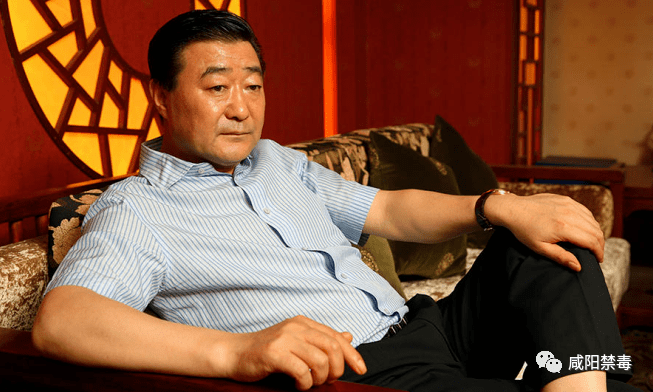 山西阔太寇静瑶19岁嫁豪门31岁成通缉犯被抓时面带微笑