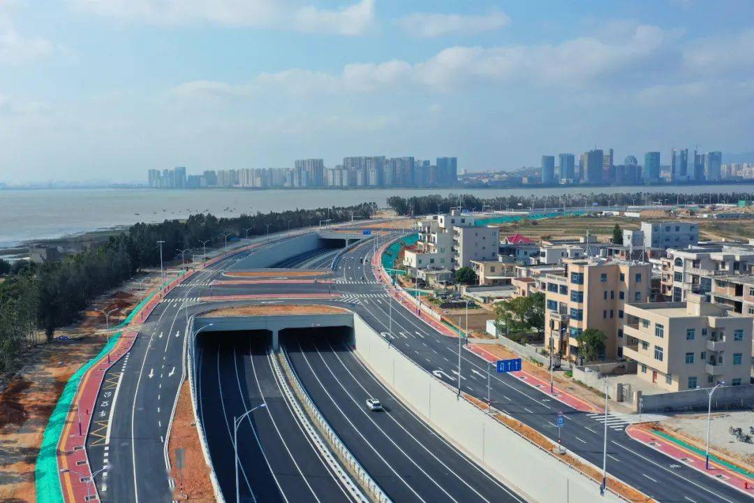 途径惠安泉州海湾大道项目全线通车全程无红绿灯最高时速100千米