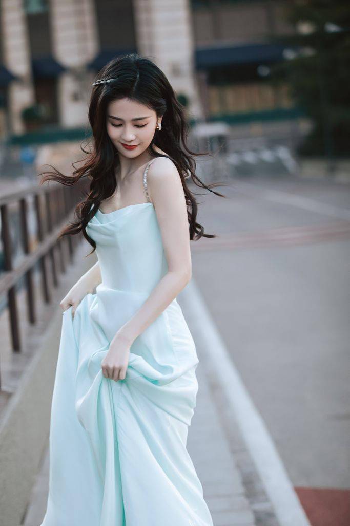 白鹿出席全球外交官中国文化之夜 流光礼裙尽显浪漫优雅_青年_礼服