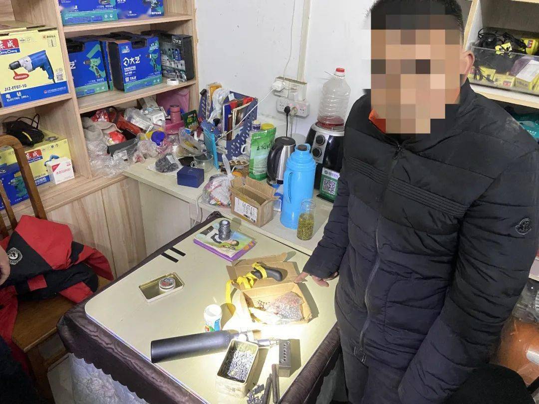 铅弹,钢珠弹若干,以及非法猎捕的野生动物11只(其中野兔7只,野鸡2只