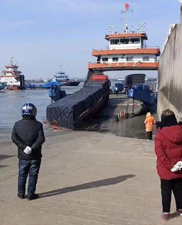 真是太惊险了!五峰山汽渡居然发生这样的事情,吓坏网友.