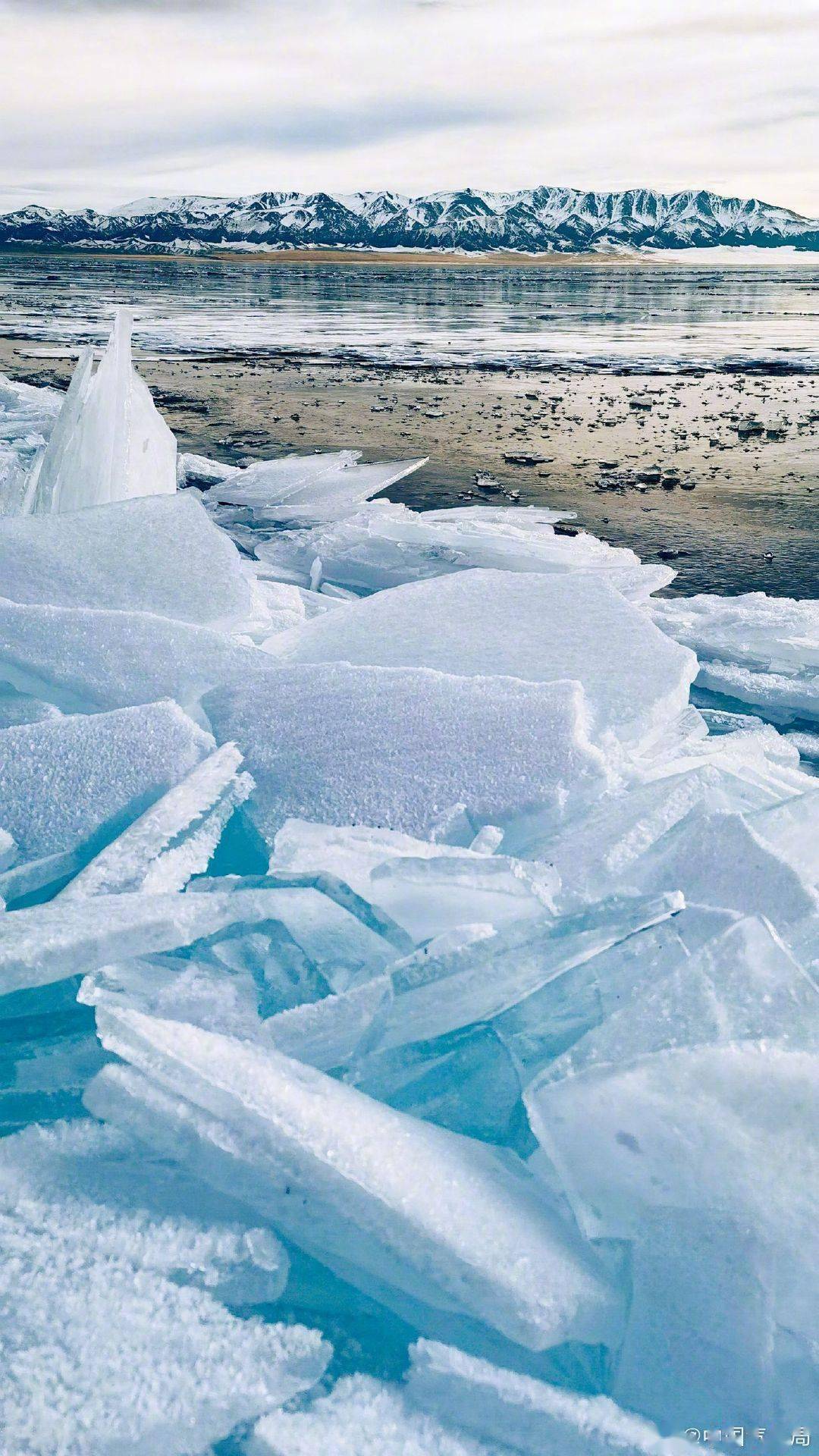 新疆赛里木湖逐渐进入冰封期,湖中出现"冰推"景观