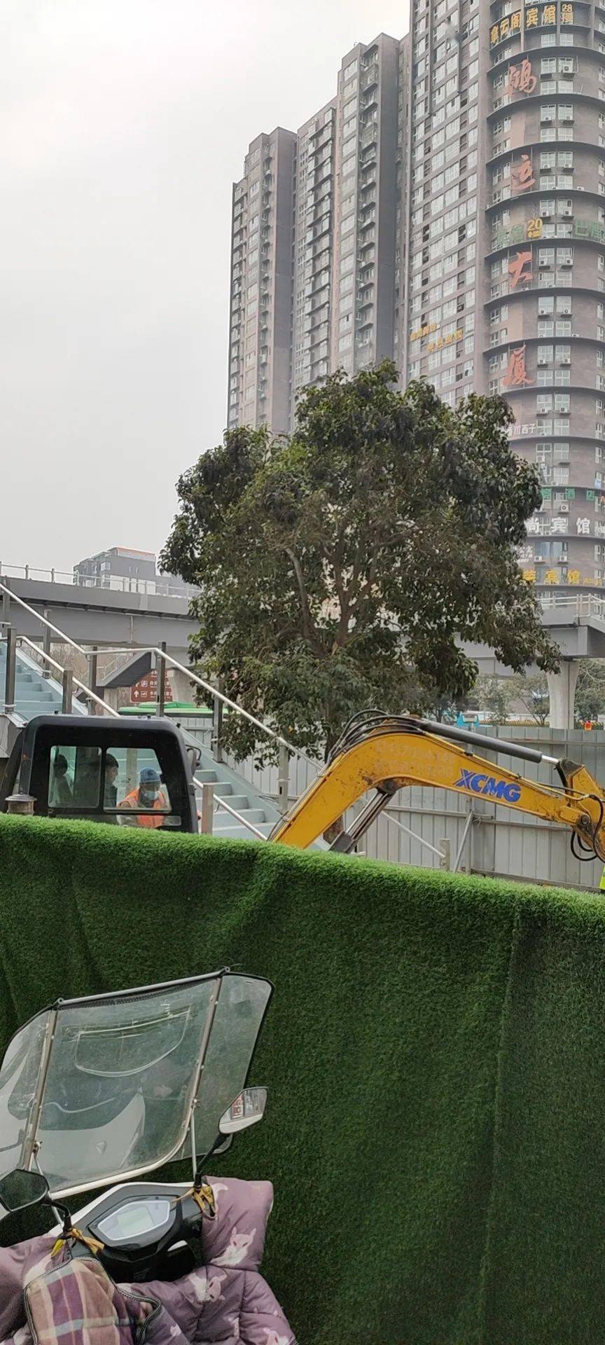 随后拍留了一棵树嵩县白云大道过街天桥已经快建好了