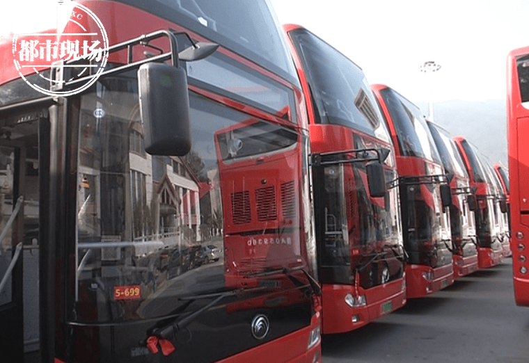 南昌699路双层旅游观光巴士开通仪式在湾里岭秀湖广场举行,和其他公交