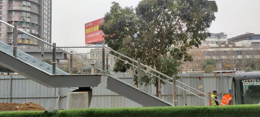 随后拍留了一棵树嵩县白云大道过街天桥已经快建好了