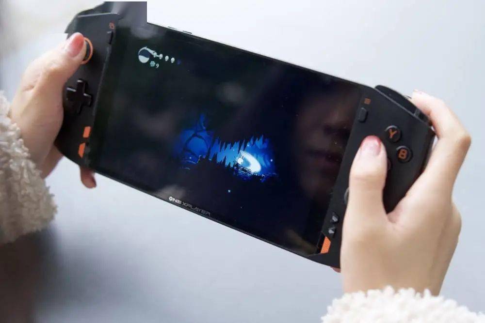 能把 3A 大作捧在手上玩的 PC 掌机，值得入手吗？