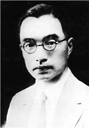 三年后,傅雷决心前往法国留学,母亲全力支持,变卖了家里的田产并四处