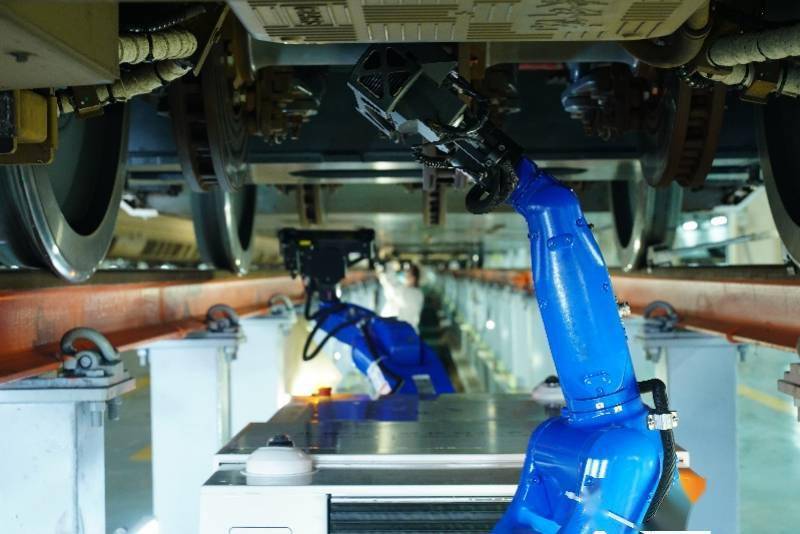 图集：机器人“医生”春运上岗，为高铁动车“体检”