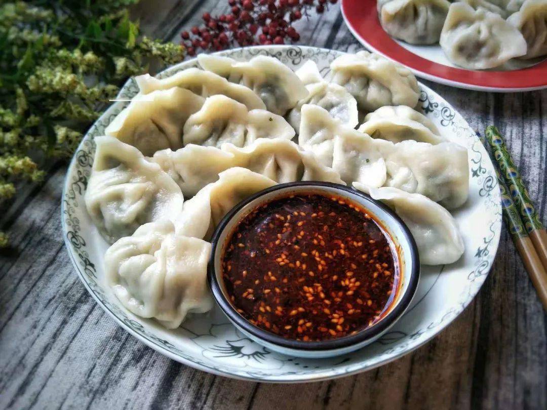 饺子的谐音“交子”即新年与旧年相交的时刻过春节吃饺子意味着大吉大利
