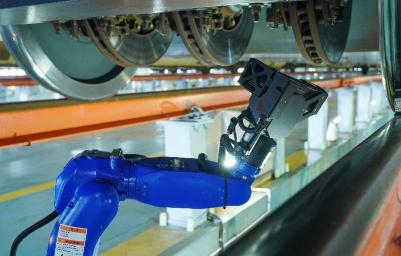 图集：机器人“医生”春运上岗，为高铁动车“体检”