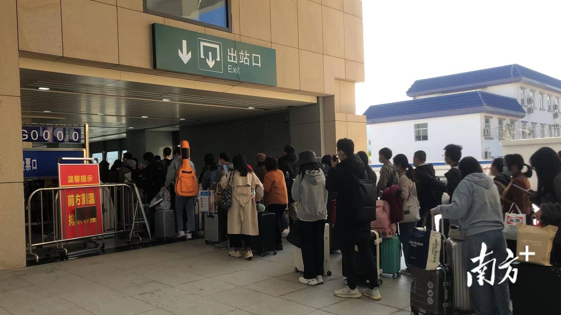 便民高铁梅州西站退票时间延长提供临时电子身份证服务