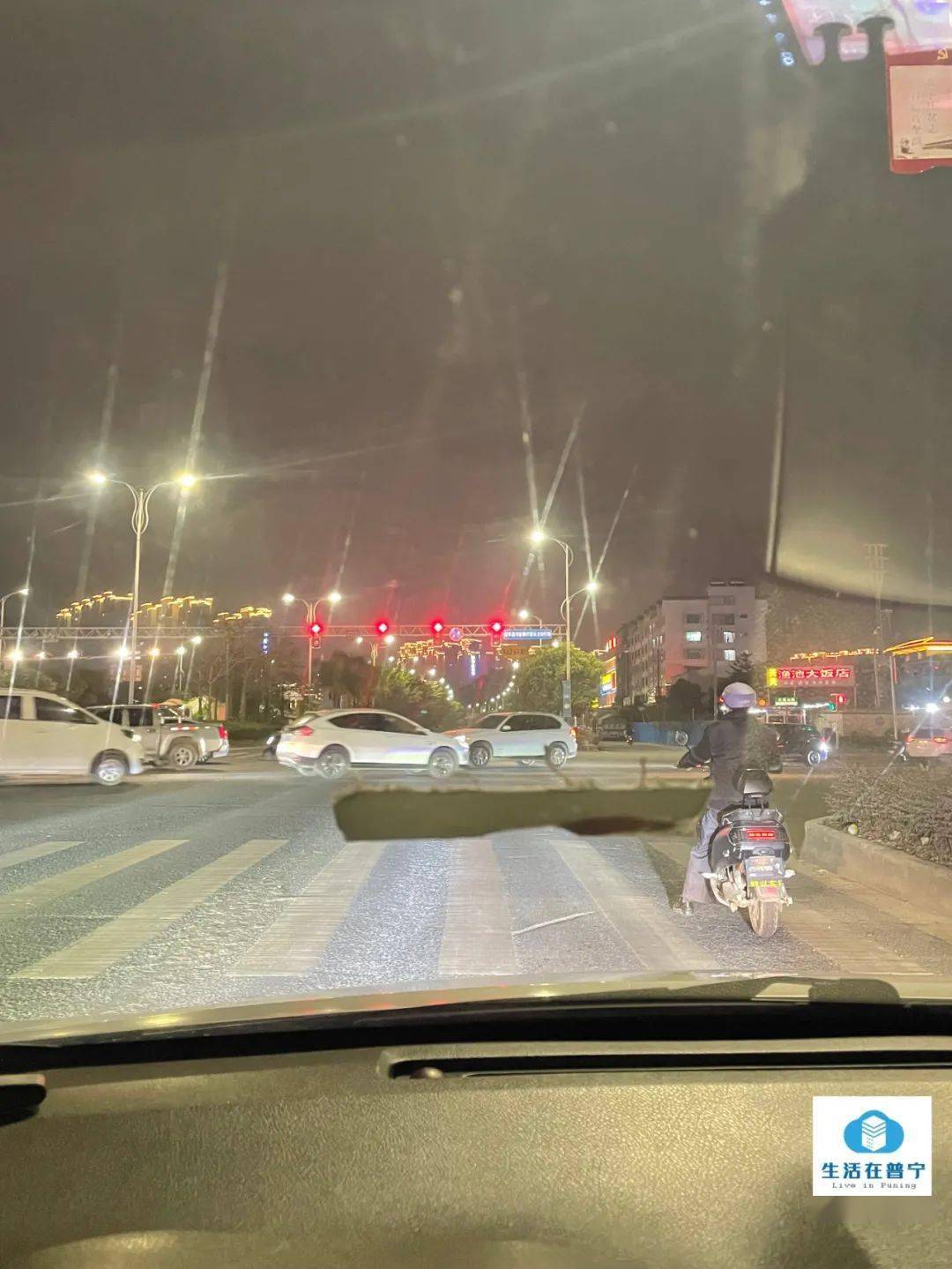 近日收到报料,一车主在普宁流沙赵厝寮赵华路临时停车却被贴禁停告示