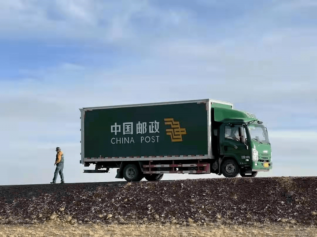 邮车司机遇堵车神操作惊呆路人为什么邮政人都是老司机