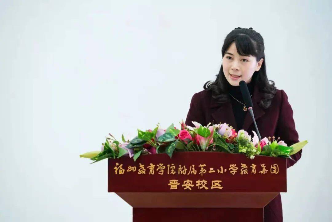 二附小教育集团刘金梅,唐小燕两位老师代表发言:在一二年级不布置书面