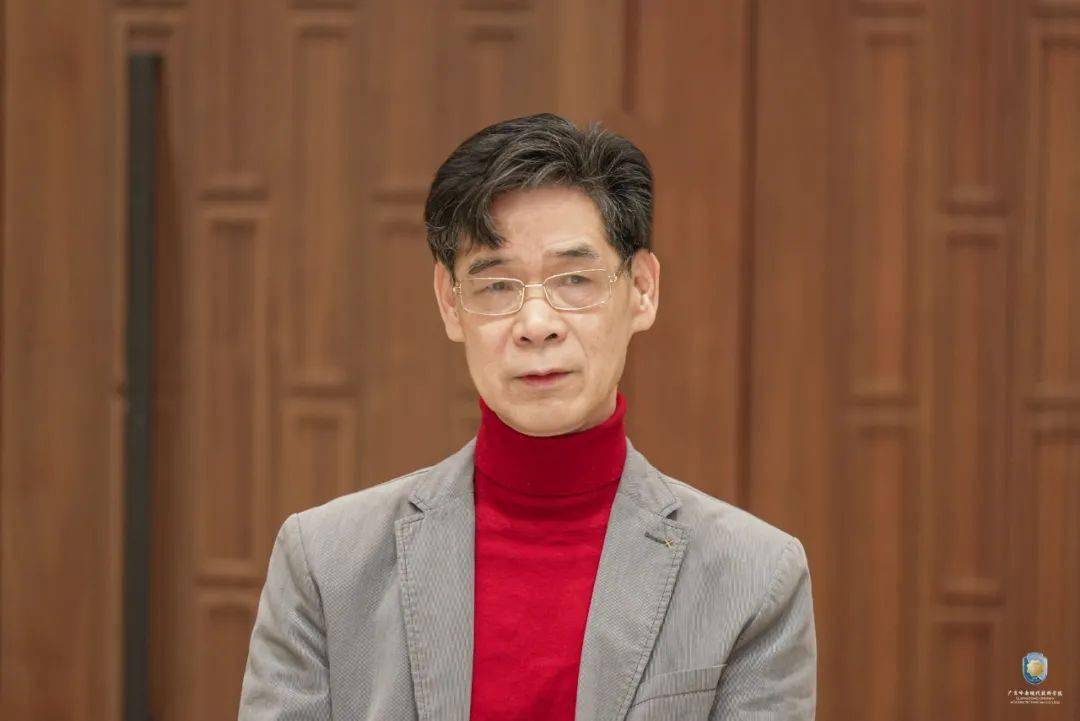 校长黄克明总结发言一学校领导班子对各位中层干部的发言进行了点评并