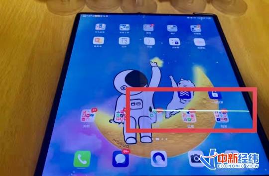消费者承担|折叠屏手机“卷”起来了,售后跟上了吗?