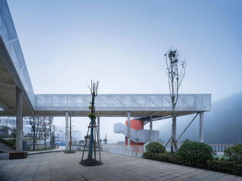 联结生活区与教学区的架空连廊08 崔旭峰 时差影像▲综合楼上的