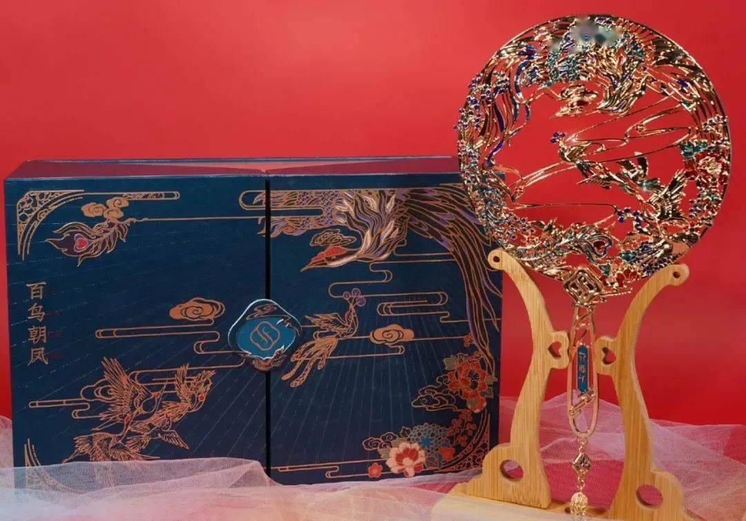 花西子百鸟朝凤礼盒,图源花西子官方微博对于屈臣氏来说,不仅没抓住线