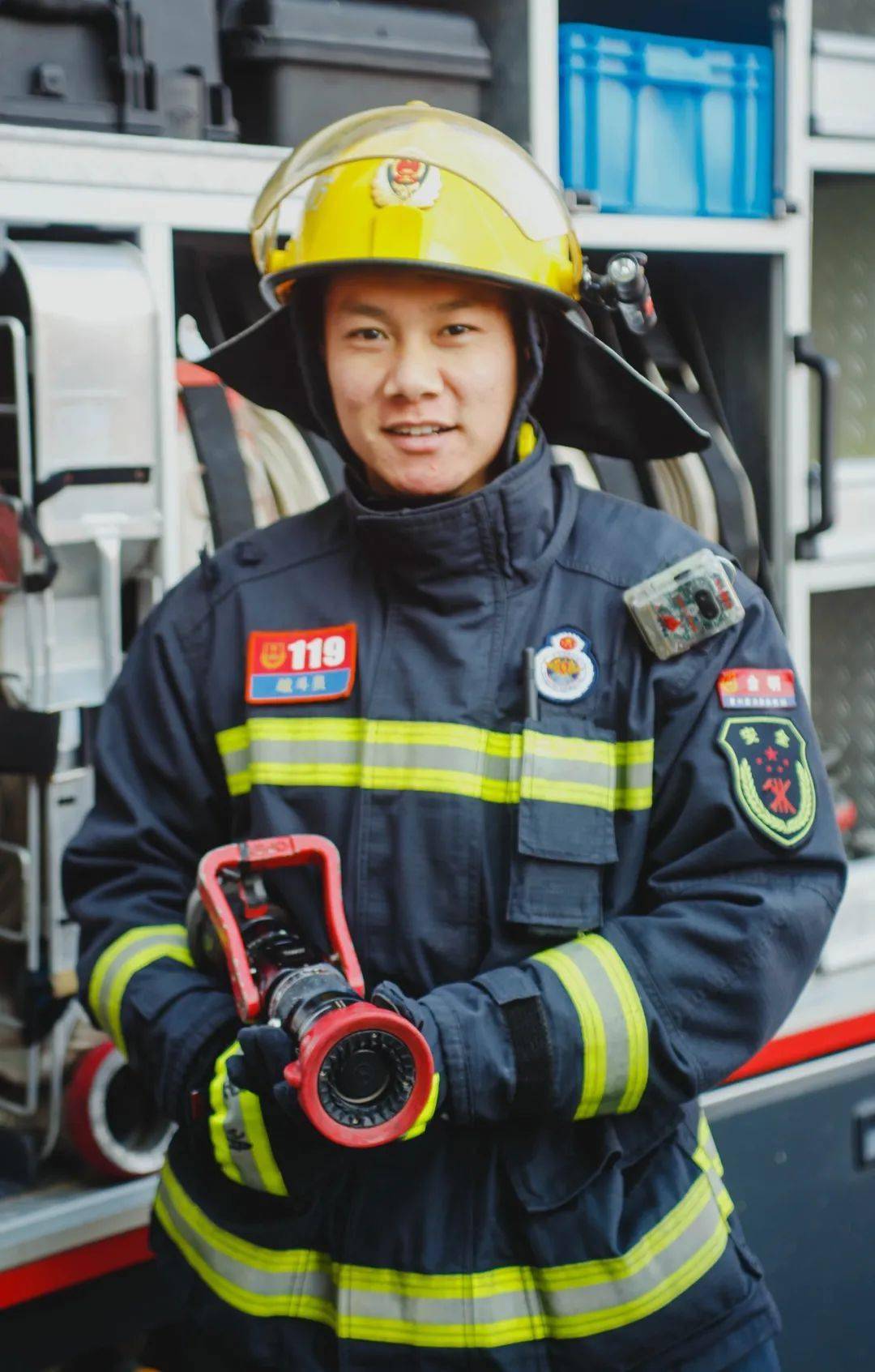 笑脸里的幸福故事聚焦群众对消防工作的支持与认可消防员们笑了