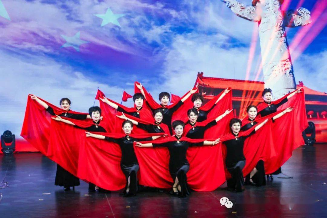 艺术盛宴颂盛世五星红旗永飘扬桐城市老体协梦之秀旗袍俱乐部参加安徽
