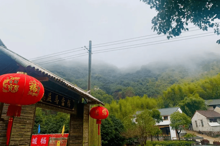 山野草木之中好像突然闯入了隐世之地,走进了山林农家农场的野趣氛围