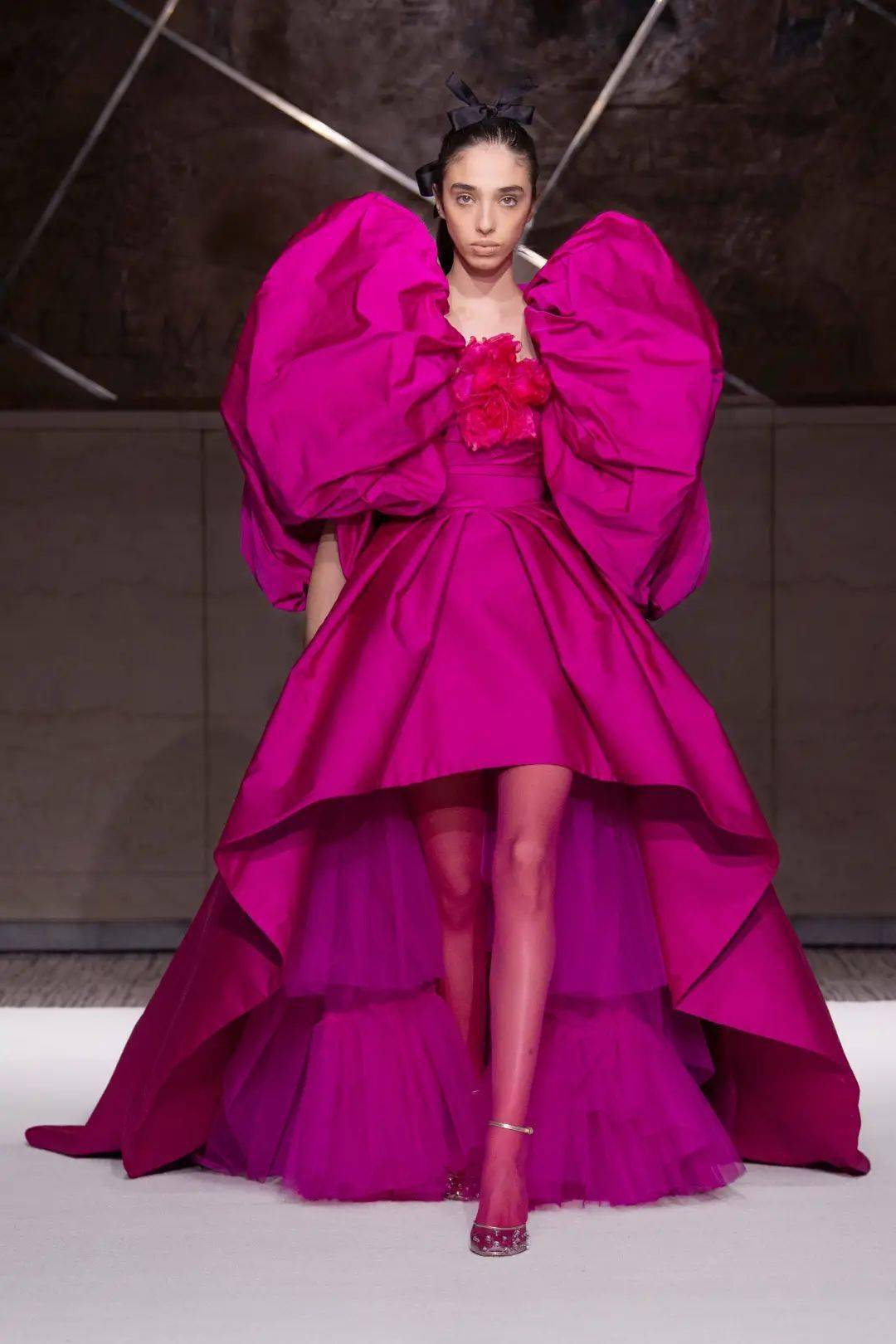 定制 【秀场】Giambattista Valli 2022 春季高级定制时装秀