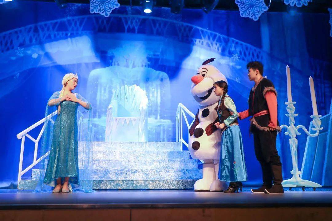 《冰雪奇缘》是根据安徒生经典童话《白雪皇后》改编,风靡全国,观赏完