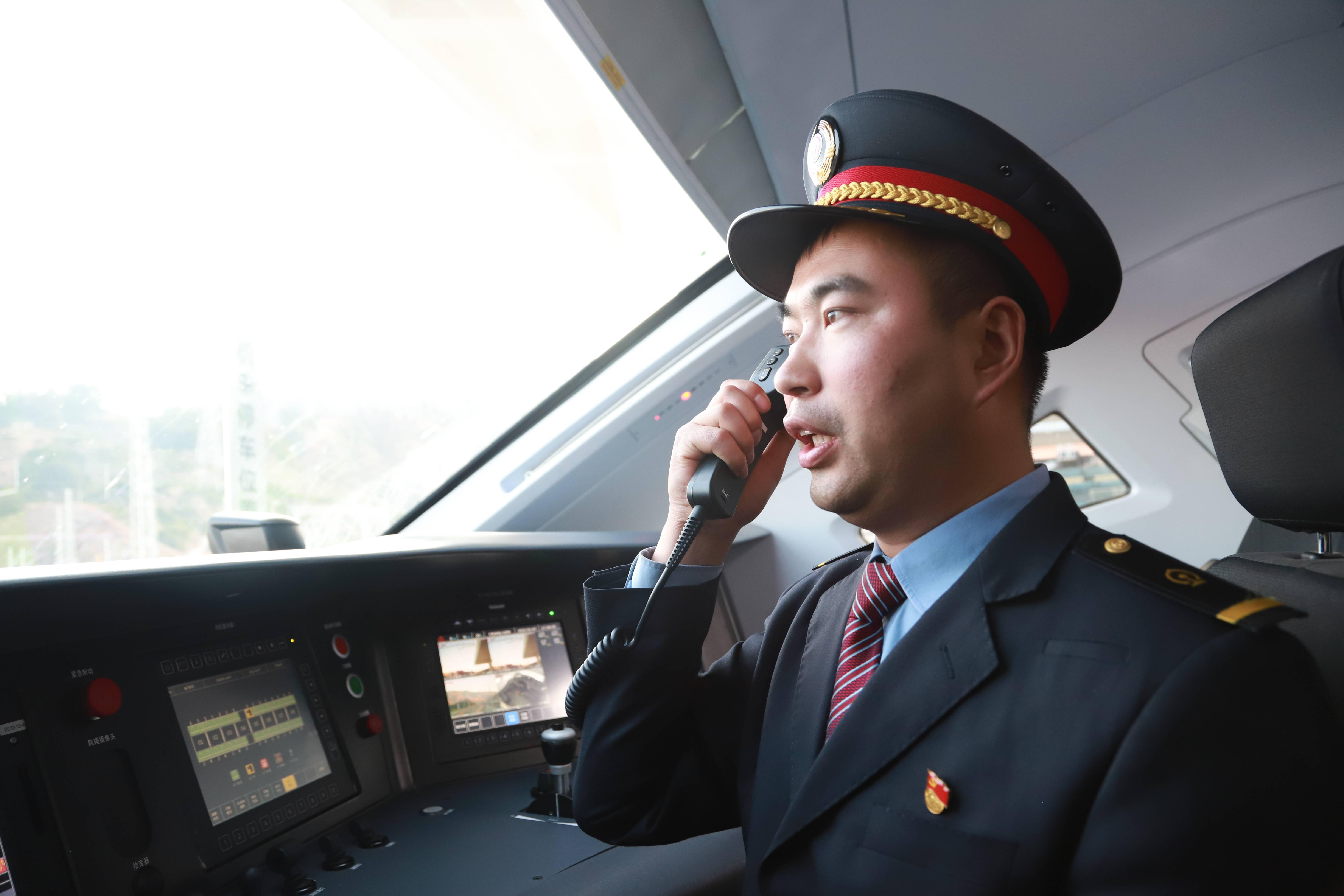 为此,姜海亮梳理了"复兴号"动车组的操纵要点,每天