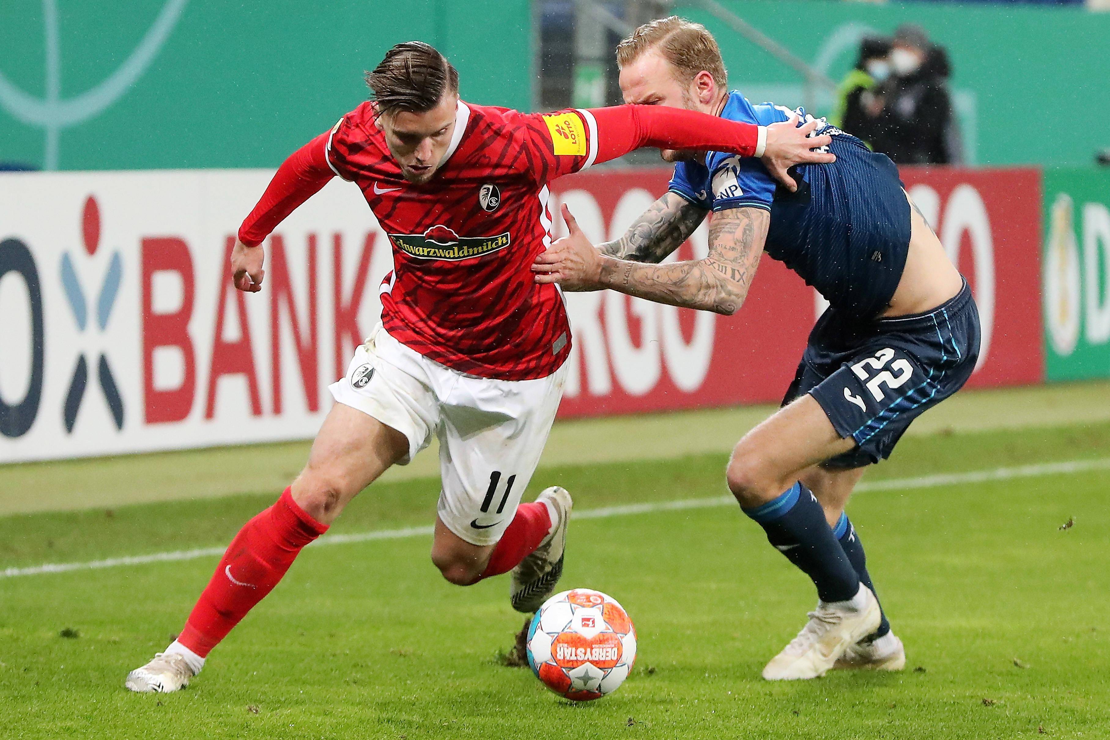 足球——德国杯:弗赖堡胜霍芬海姆_弗赖堡队_球员_新华社