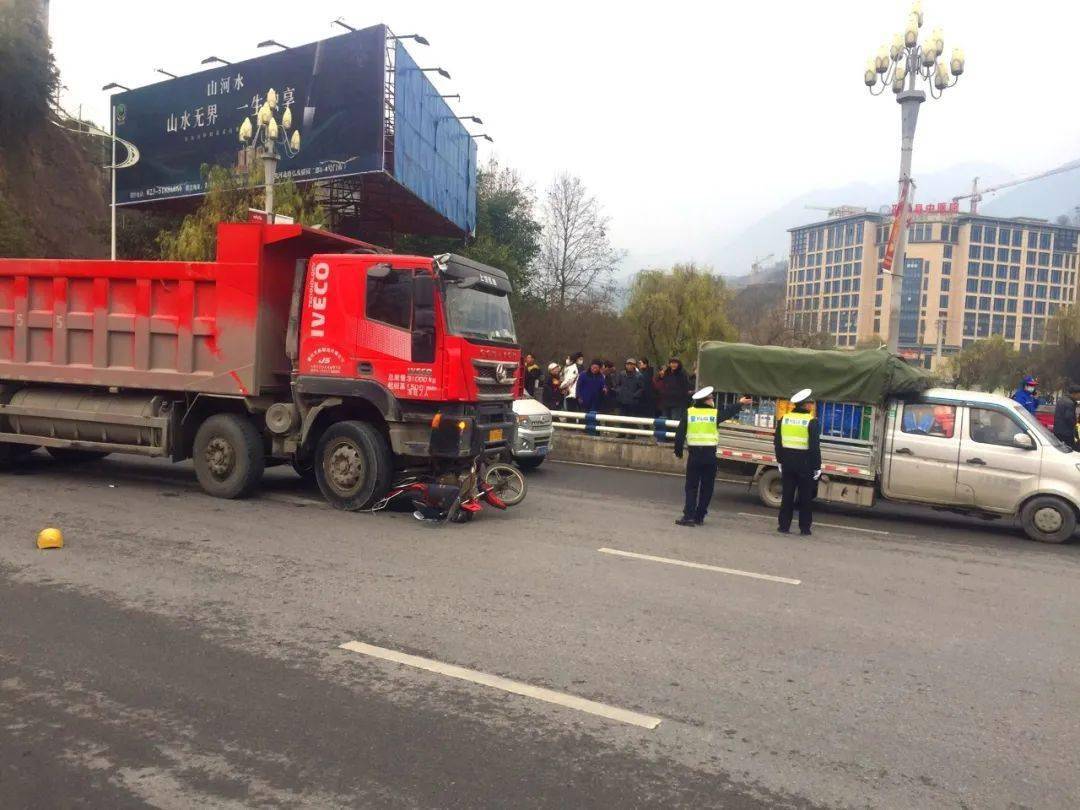 1月20日,巫溪前进桥发生一起大货车与摩托车的交通事故,摩托车被卷入