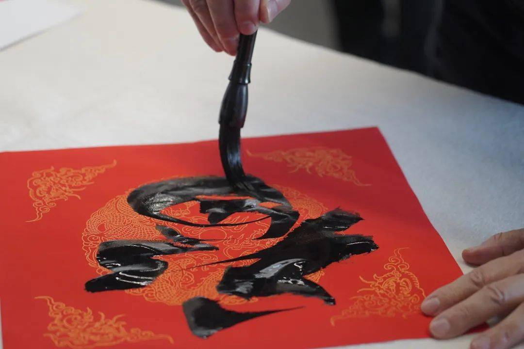 书画家进冬奥社区送福字_活动_广宁街道_张洪江