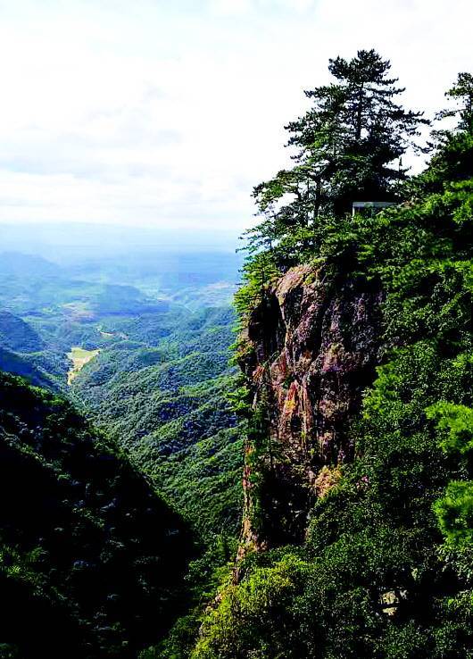 石門山風景區是麥積山風景名勝區的重要組成部分,距麥積山景區22公里