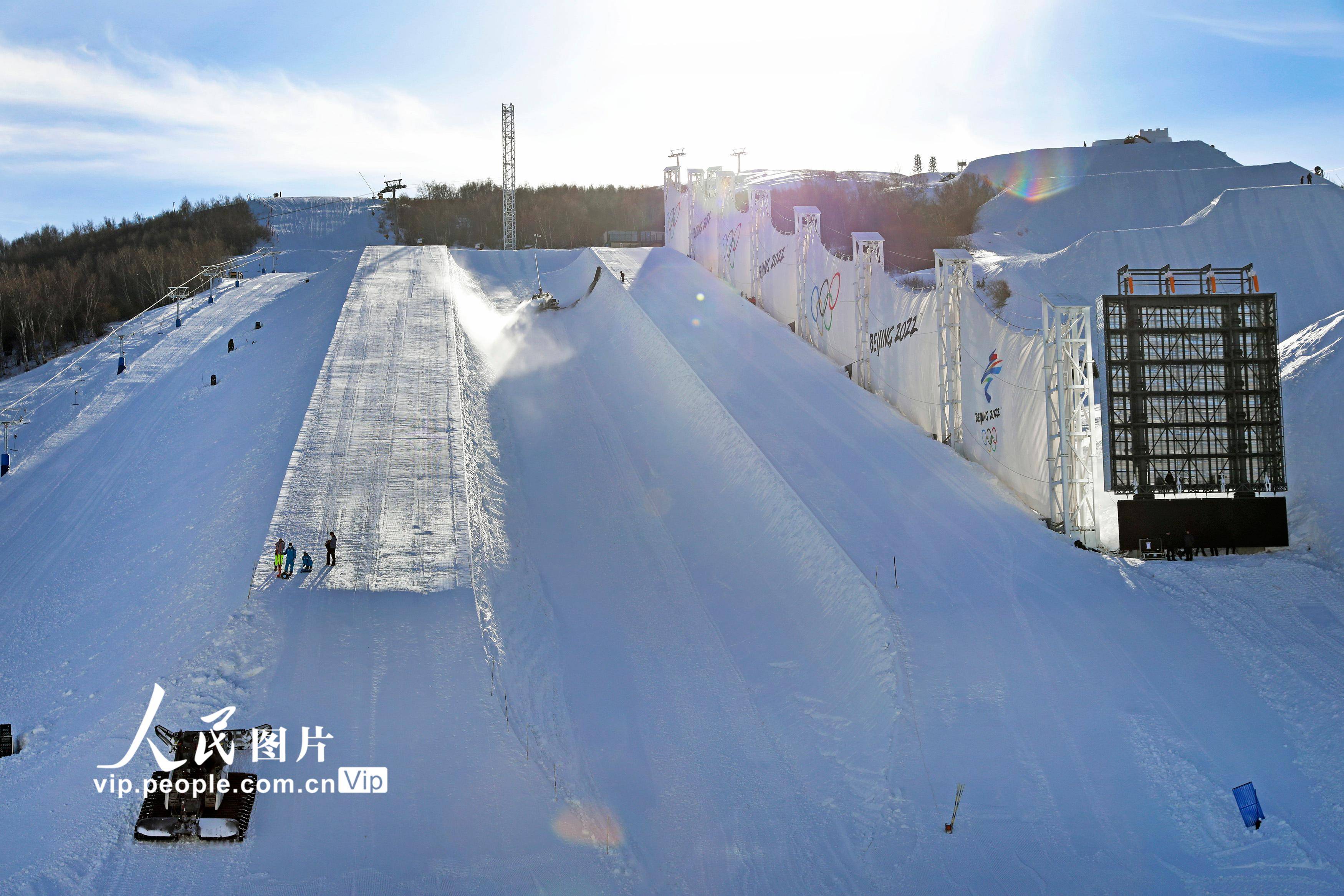 河北张家口防风墙亮相冬奥赛场云顶滑雪公园